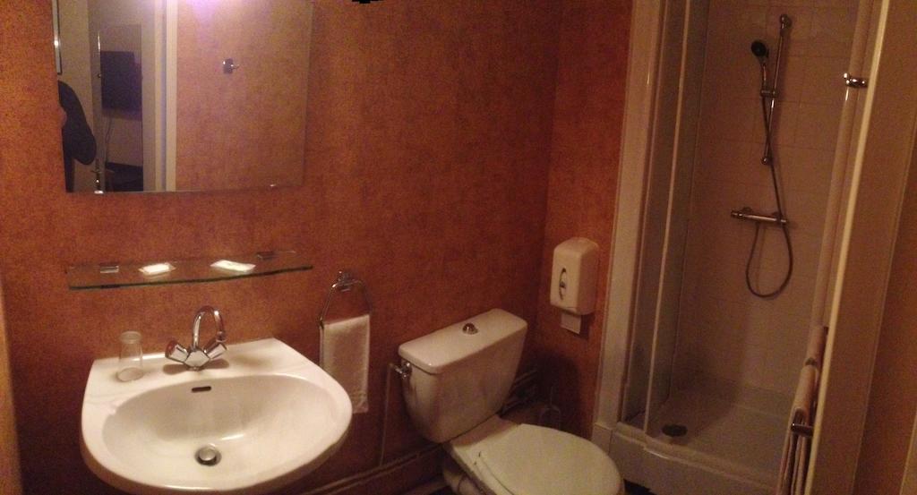 Hotel De L'Abbaye Sauxillanges Oda fotoğraf